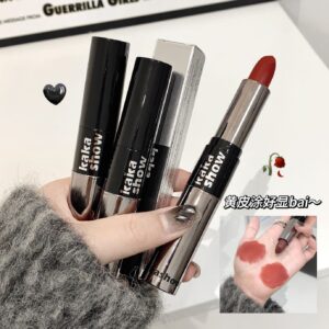 LABIAL IMPERMEABLE COLOR SOLIDO CON 2 CABEZALES EFECTO ESPEJO Y MATTE LIGERO C322